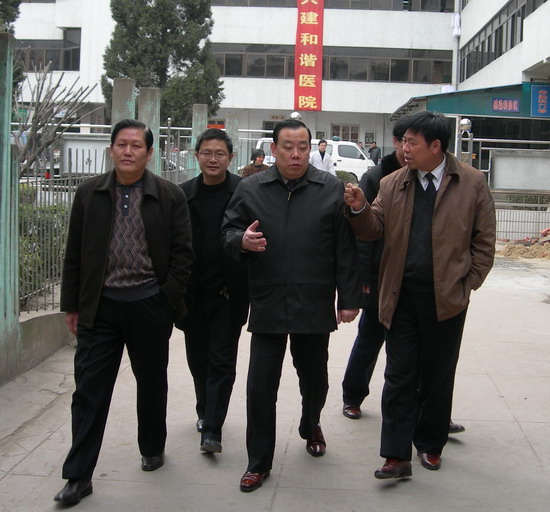 市委常委,常务副市长宋家伟(右二)在阜阳市卫生局局长曹化之等