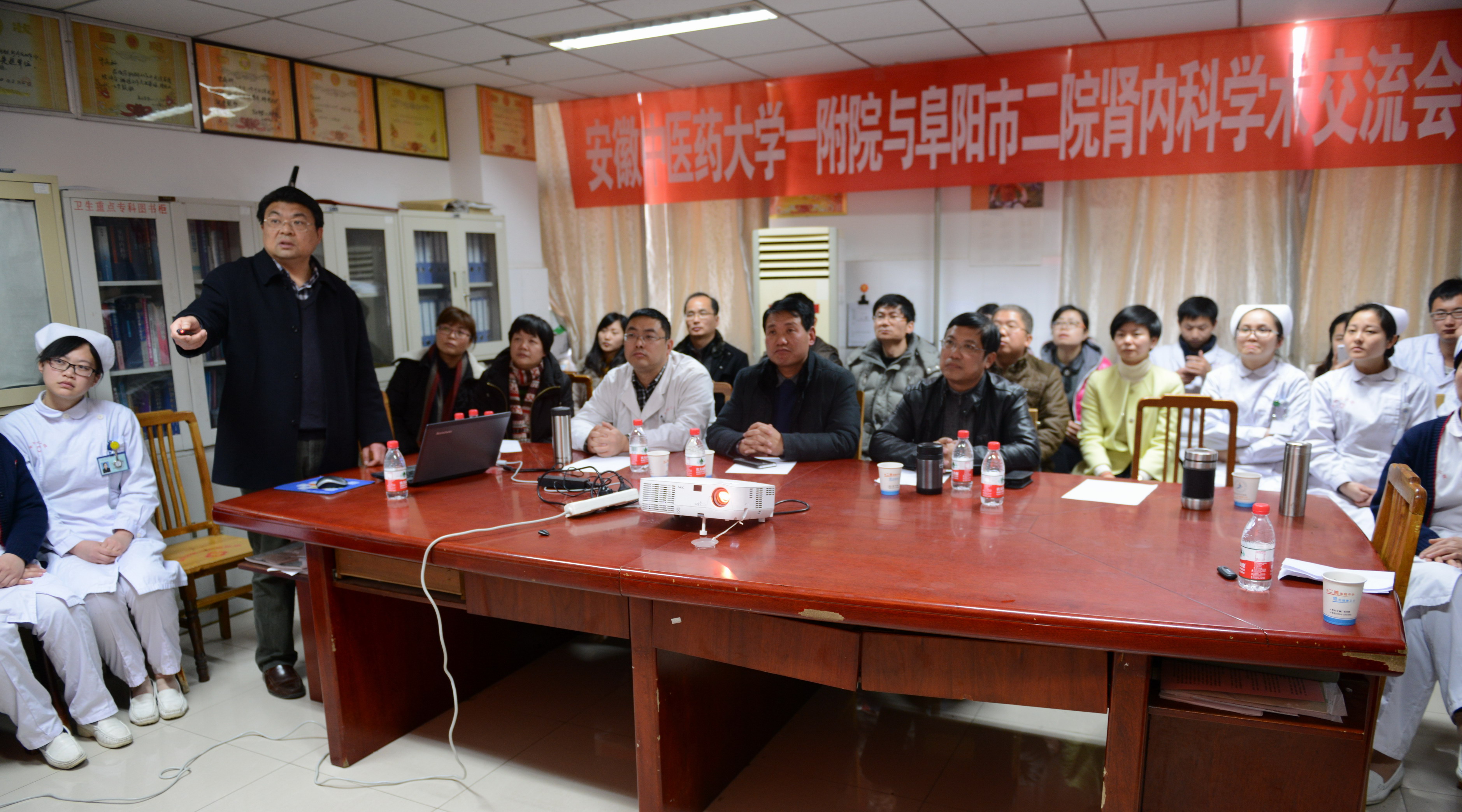 安徽中医药大学附属医院王亿平教授一行到阜阳市二院交流指导工作
