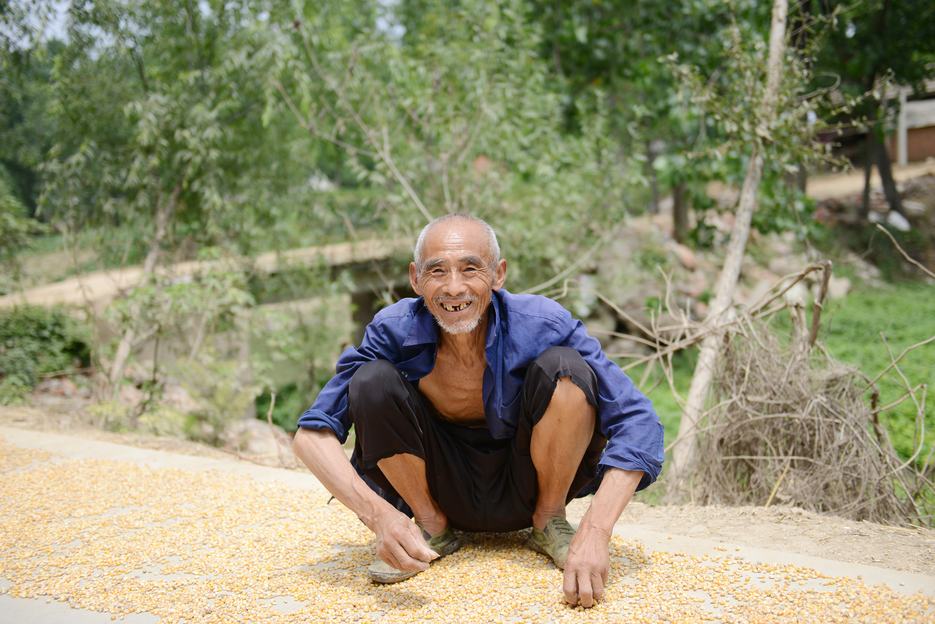 勤劳朴实贫困的乡村大爷