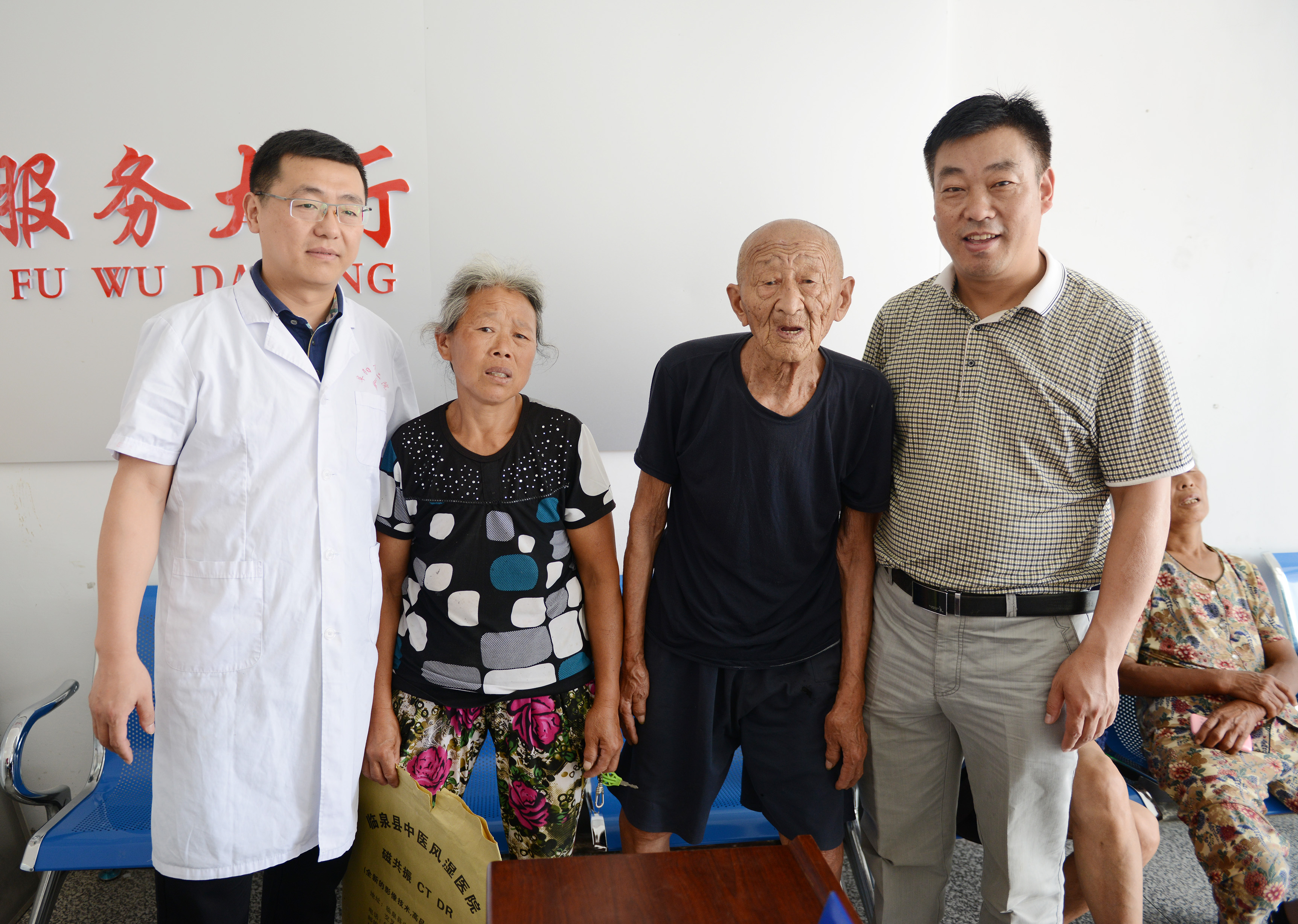 阜阳市二院20万元助力扶贫村脱贫出列(图文)