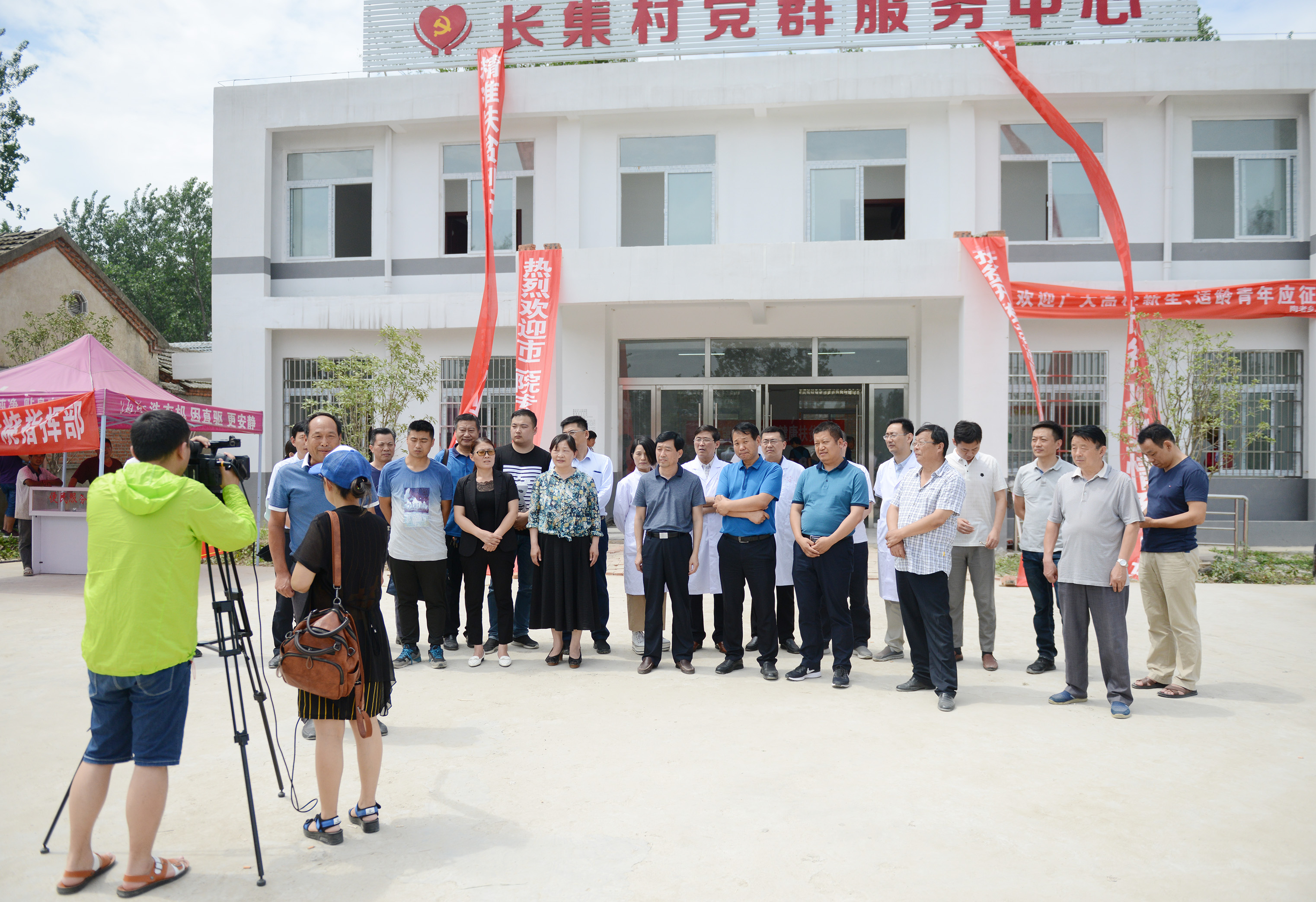 临泉县陶老乡长集村支部书记接受市"两报两台"媒体记者采访