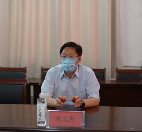 刘玉杰首先充分肯定了市第二人民医院抗击新冠肺炎疫情医疗救治工作